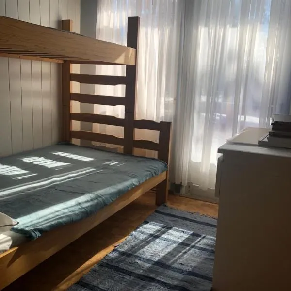 Rena Hostel، فندق في Rena