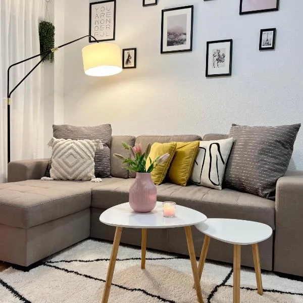 Lovely Apartament with a sunny terrace, hotel in Torrevieja