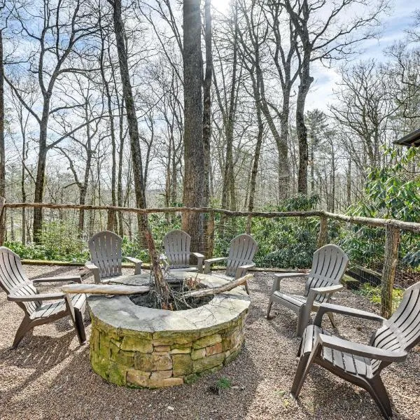 Updated Highlands Cottage with Deck and Fireplace!, hotel in Highlands