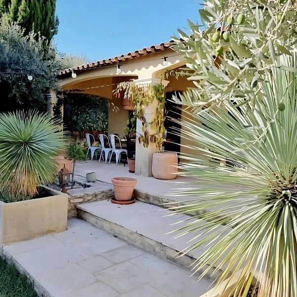 Villa OASIS en Provence Luberon Pierrevert, hotel v destinaci Pierrevert