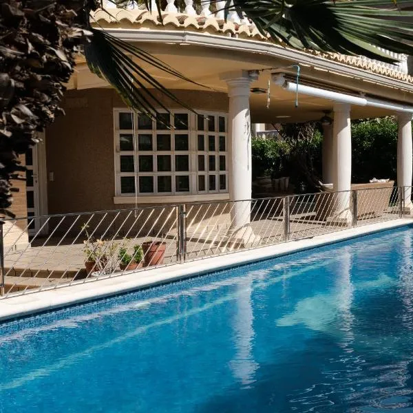 Experience Valencia Luxury Chalet Puig Val con piscina, hotel ve Valencii