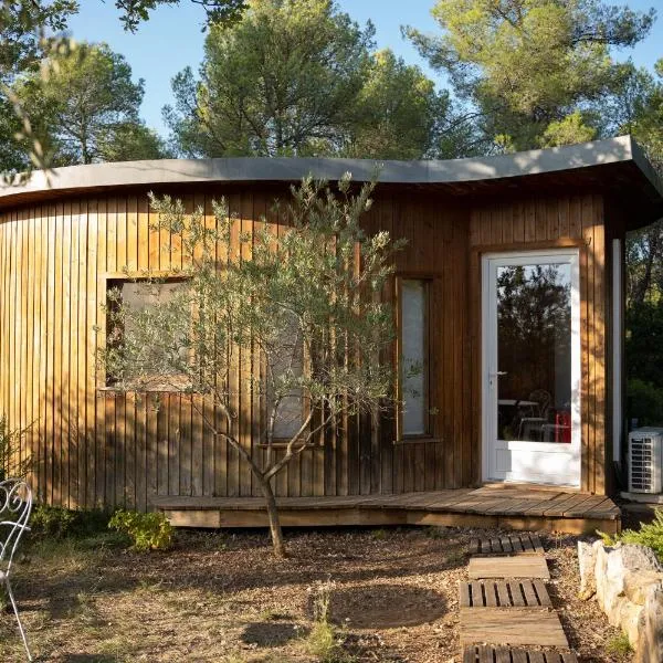 Chalet dans plusieurs hectares de nature, hotell i Varages