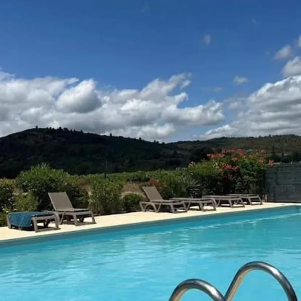 Cosy appartement entre vignes et garrigue avec piscine, hotel v destinaci Péret