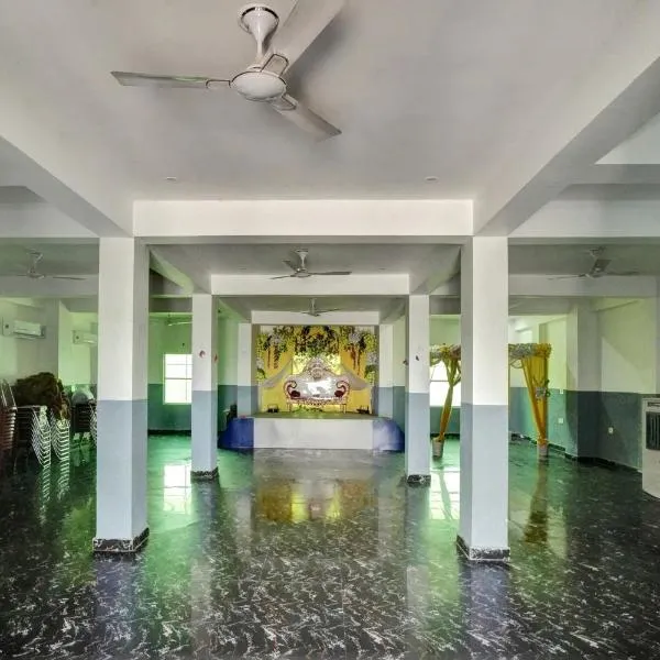 OYO Flagship 81277 Om Shanti Aavashiya Hotel, hótel í Goraul