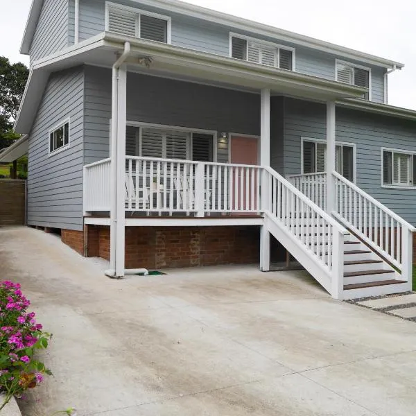 Luxury Home in Yowie Bay - pet friendly, hotel in Miranda
