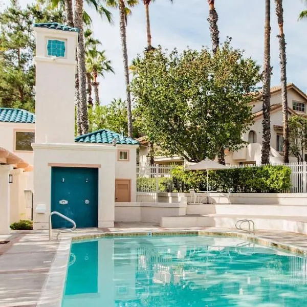 Glamorous Regal Design Home with Private Patio and Garage, hotel v destinaci Laguna Hills