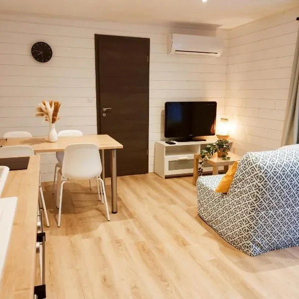 chalet bois cosy et chaleureux, hotel v destinaci Lignières
