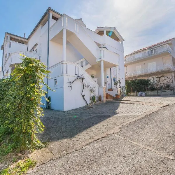 Apartments Family VillaArta, hotel in Murter