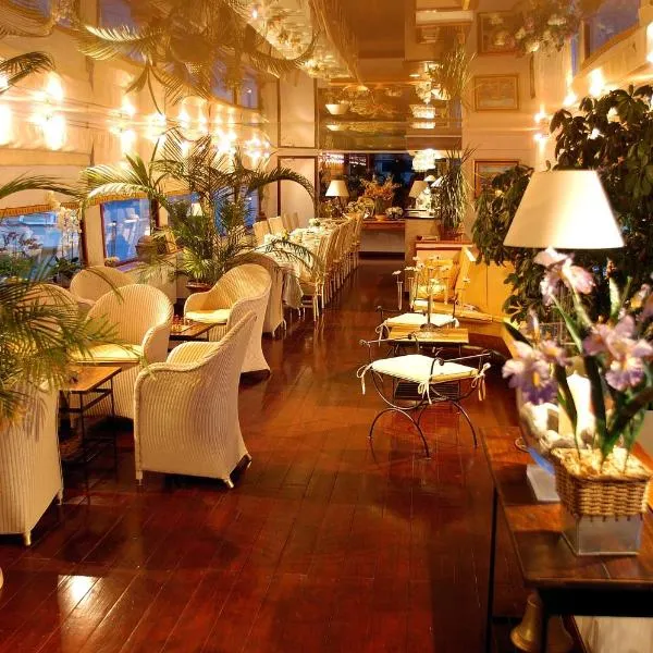 Bateau Le Phénicien, hotel v destinaci Aigues-Mortes