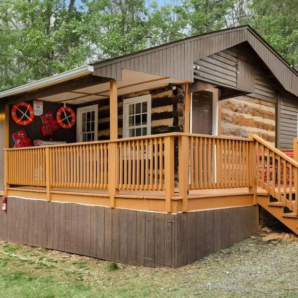 Creekside Cabin w Hot Tub, Fire Pit, Grill, WiFi!, hotel in Basye