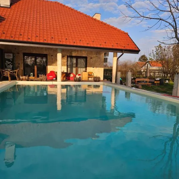 Boletov raj lux, hotel v destinaci Čurug