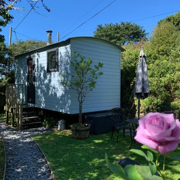 Tides Reach, Deluxe Shepherds hut 1, 100m from the Beach, hotel v destinaci Saint Merryn