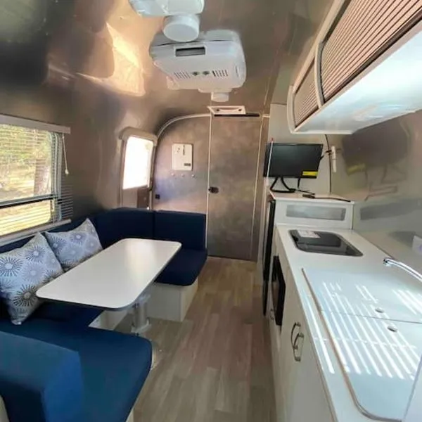 Modern Airstream with amazing view - 10 to 15 minutes from Kings Canyon National Park, hotel en Dunlap