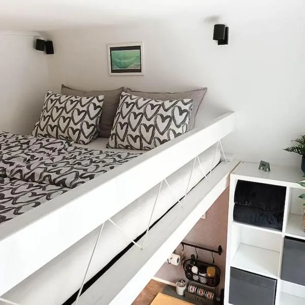 Loft Bed Studio with FREE Parking, 2 Bikes! Self check in, Wi-Fi, AC, hotel di Pula