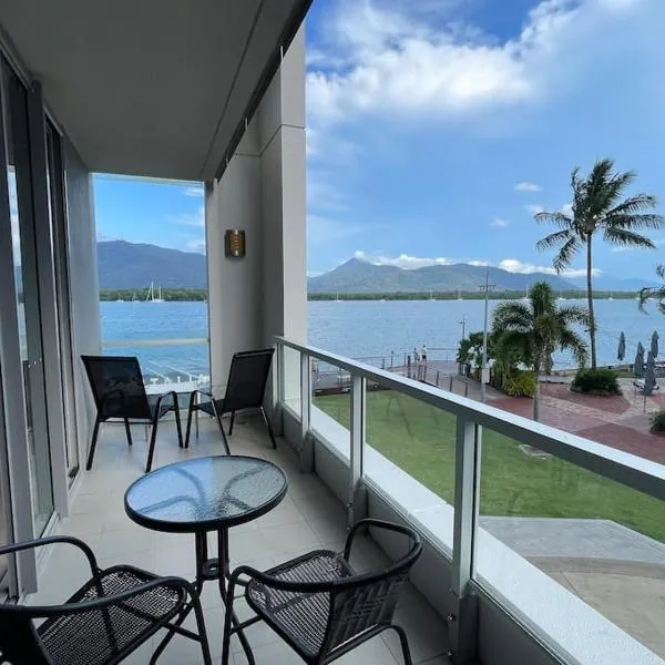 Stunning Water View Apartment - Pool, Gym, Sauna., hotel in Cairns