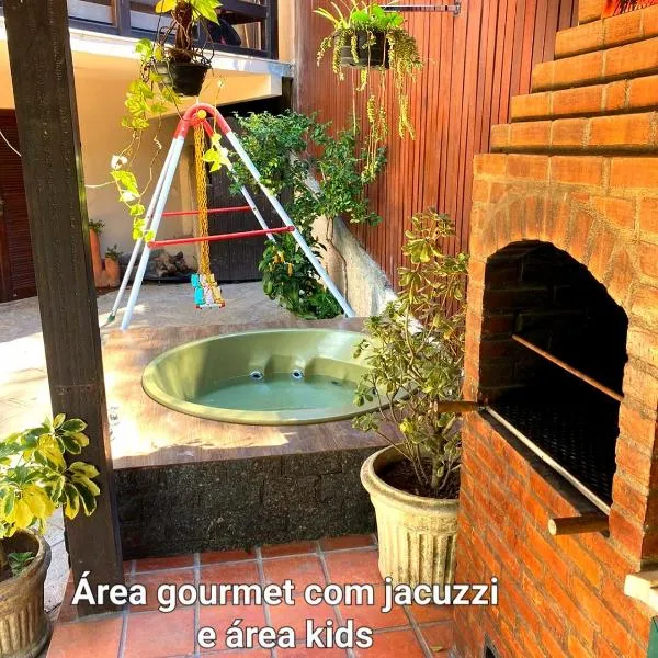 Aconchego de Itaipava - Casa de 3 quartos, ampla, equipada, com área kids, jacuzzi, em meio a Natureza e próximo ao centro do bairro, hotell sihtkohas Barrinha