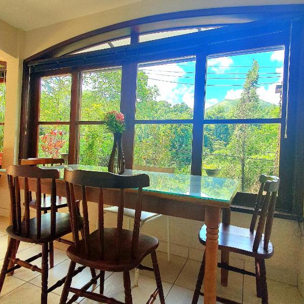 Aconchego de Itaipava - casa de 3 quartos, equipada, área kids, jacuzzi, pet friendly, churrasqueira, em meio a Natureza e próximo ao centro do bairro - Foto 4