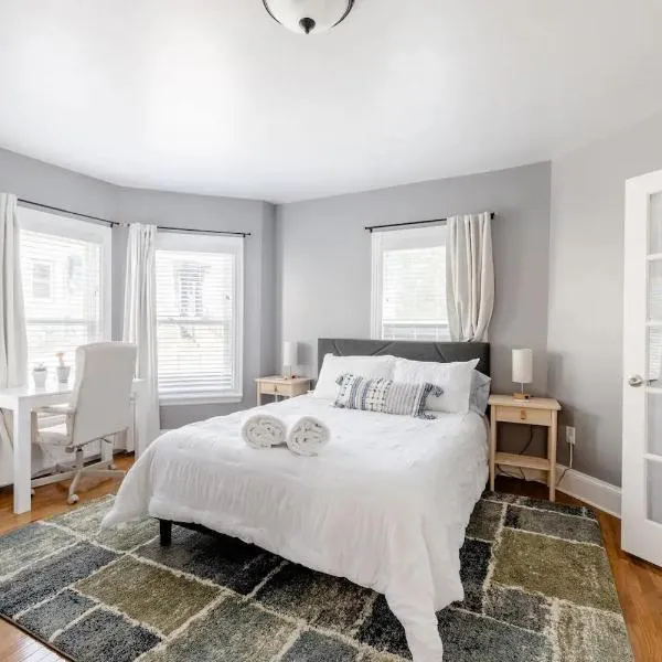 Bright Spacious Apartment - 2 BR 2 BA, hotel in Portland