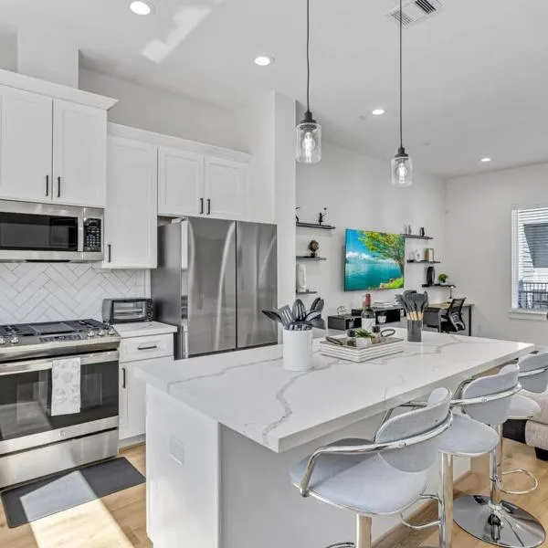 Modern 3BD Retreat I Near Hotspots I Sleeps 12, hotel en Houston