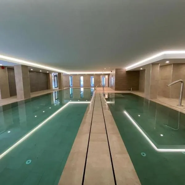 CP Top floor luxury studio with spa and pool, хотел в Гибралтар