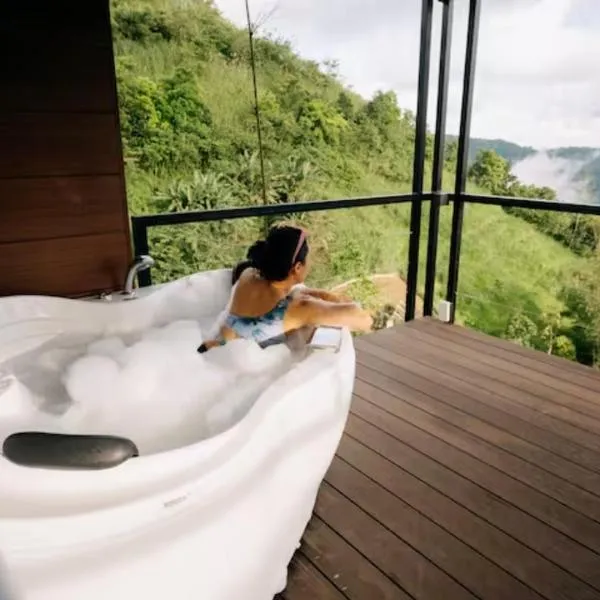 Grey Rock Mountain Cabin w/ Jacuzzi, hotel v destinaci Balamban