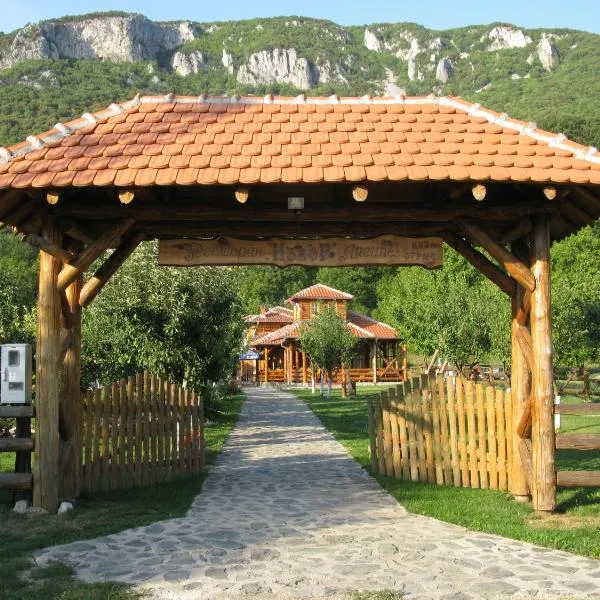 Apartments Izvor Lisine, hotel v destinaci Strmosten