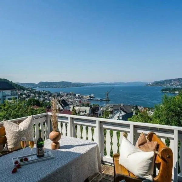 Spacious villa with view - 5BR - FREE parking - Great Wi-Fi, hotel in Bergen