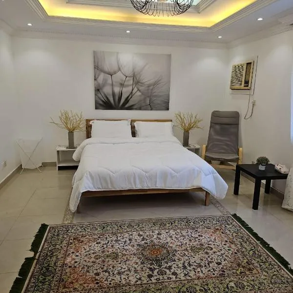 شقة هادئة بمساحة كبيرة بحي التنعيم بمكة المكرمة غرفة نوم واحدة فقط, hotel in Ḩaddāʼ