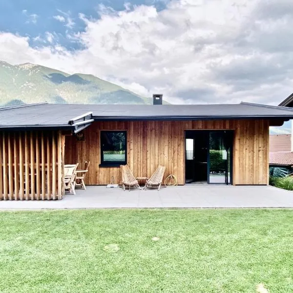 Luxury Eco-Chalet Pino Achensee - hike, bike, ski for 6 or more, hotel v mestu Achenkirch