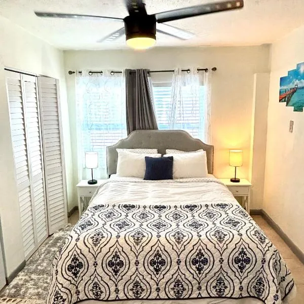 (B) Casa Azul. Minutes from the Beach & Mall, hotel in North Palm Beach