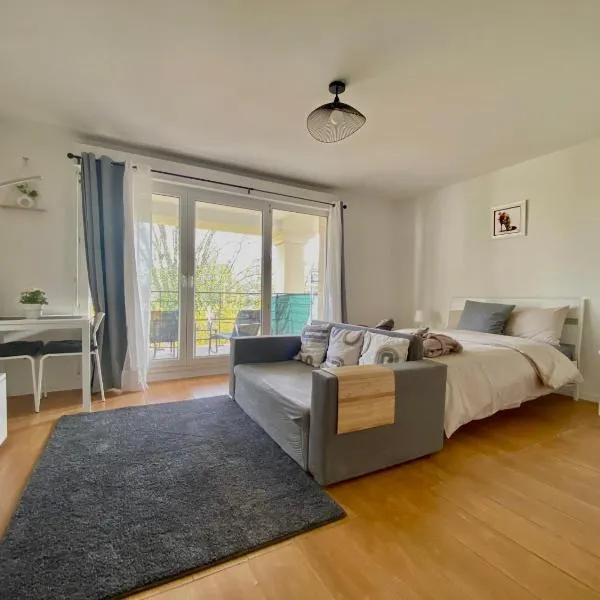 Cozy Riverfront Living, 5-Min Walk To Riverside Train, hotel v destinácii Neuilly-Plaisance