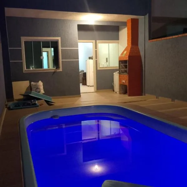 casa na praia com piscina, hotell sihtkohas Balneário Praia do Leste