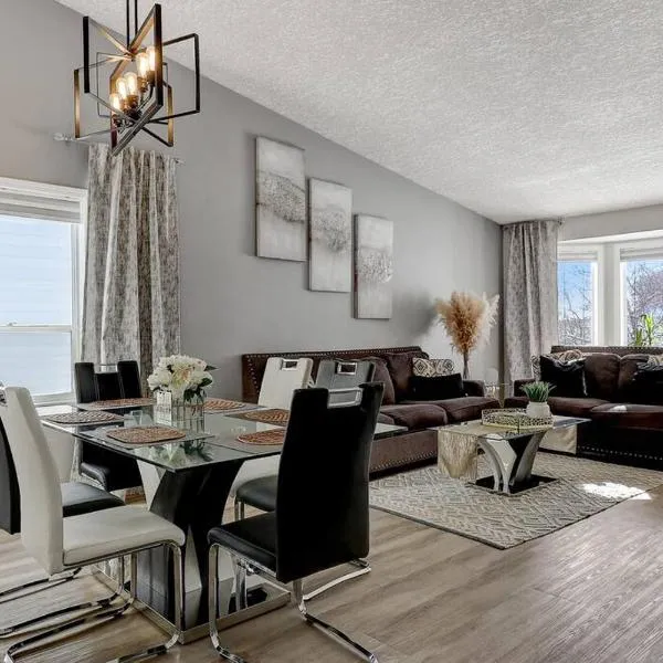 Grande Prairie में, होटल Bright and Spacious Home away from home