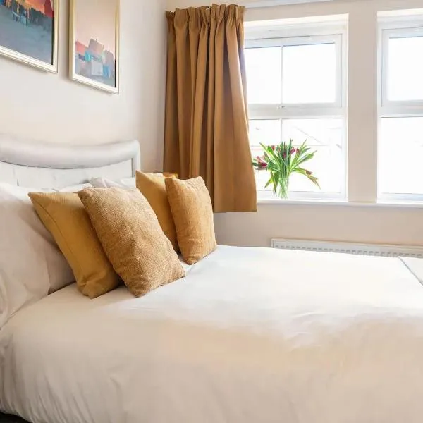 Spacious 4-bedroom townhouse in the city center with free parking, hotel v destinaci Oxford