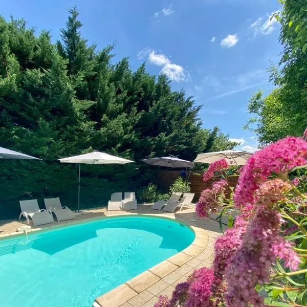 Ô Clair de Lune au Coeur de Sarlat - Maison d'Hôtes - Charme et Confort - Clim - Accès Cité Médiévale 5 minutes à pied - Parking - SPA et Massages en option - Piscine de saison, hotel in Sarlat-la-Canéda