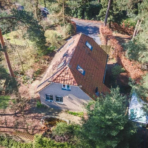Wellnesshuis met jacuzzi en sauna in het bos, hotel in Lunteren