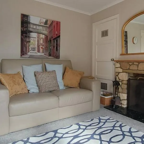 Norwich City, lovely 3 bed house, EV charger, garden with BBQ, free parking for 3 cars – hotel w mieście Thorpe Saint Andrew