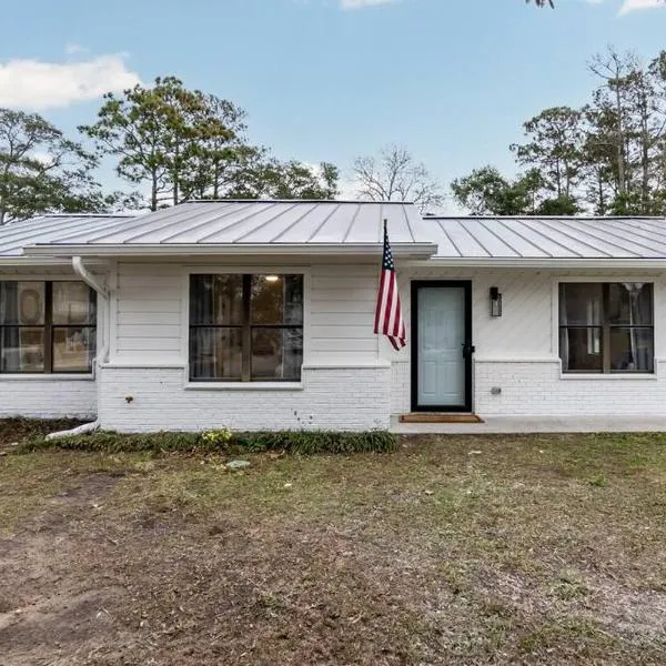 Island Joy - Newly Renovated/Walk to the Beach!, hotel v destinaci Oak Island