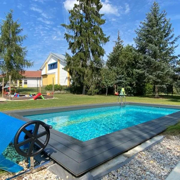helle Ferienwohnung in Architektenhaus mit Garten und Pool, hotell i Bad Belzig