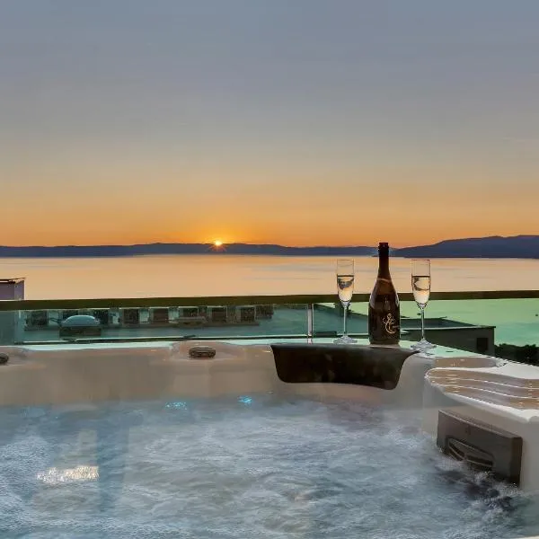 Exclusive Penthouse Big Blue with private Jacuzzi, hotel in Makarska