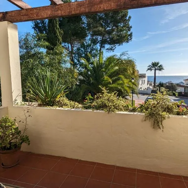2BR Flat with Sea Views Puerto de la Duquesa, hotel v destinácii Manilva