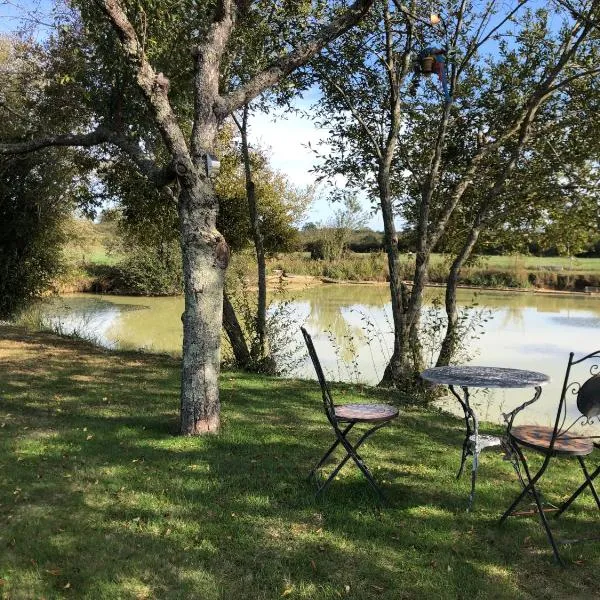 The Lake Room Cottage with Private Fishing Lake, hotel in Bommiers