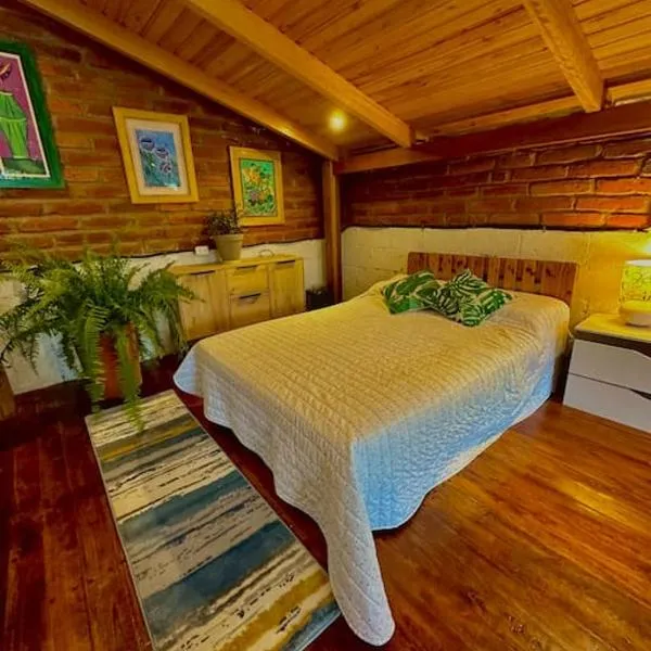 Casa del árbol - Mitad del mundo, hotel in Quito