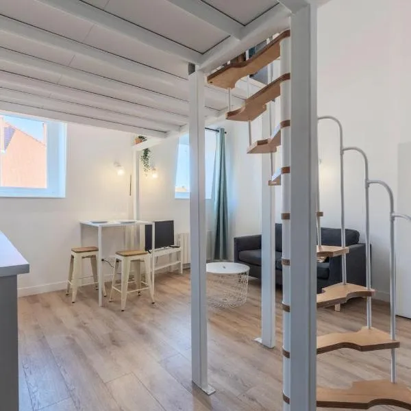 1 bedroom duplex apartment, with parking, hotell i Tourcoing