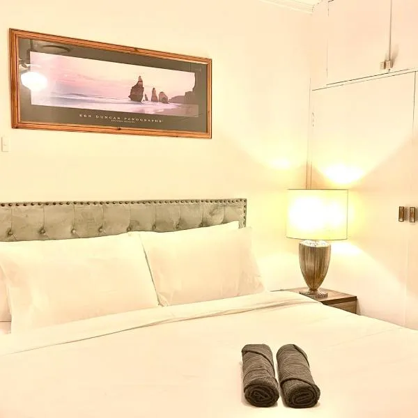 Entire Cosy 4BR Home, hotel v destinaci Albion