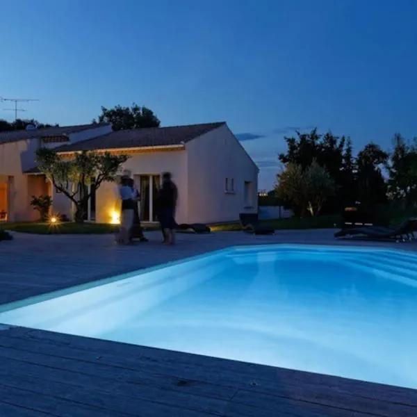 la villa d'Ariane-piscine-jaccuzi-15 mn Mer, Hotel in Vendargues
