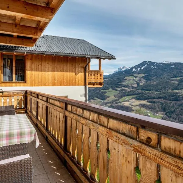 Malsötscherhof Apt B, hotel v destinaci Villandro