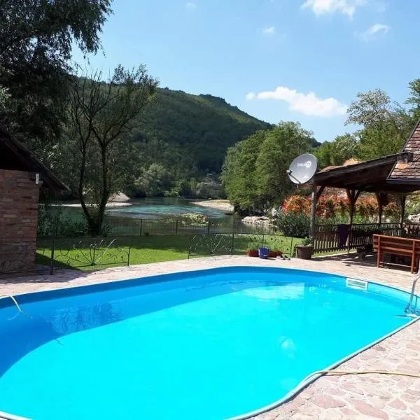 "River paradise" Vikendica sa bazenom, ladarom i kaminom na samoj obali Vrbasa Banja Luka, hotel in Banja Luka