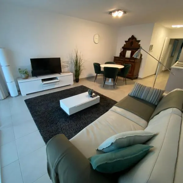 Gezellig modern appartement met optie garagebox en in de buurt van strand, winkels en restaurants, hotel em Ostend