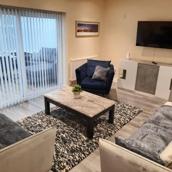 Luxury 5-bed House near NEC & BHX, hotel v destinaci Solihull